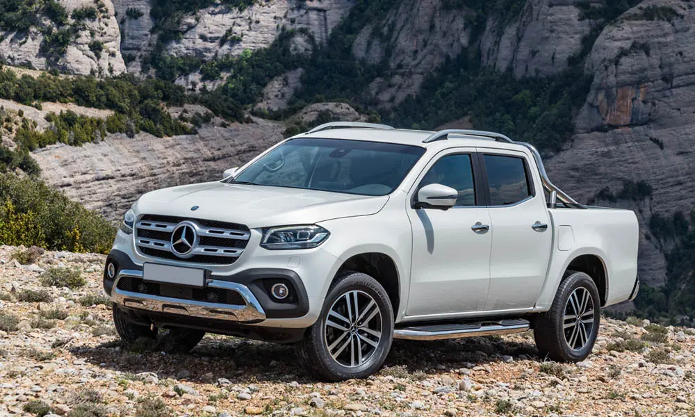 Фото Mercedes-Benz X-Class — вид спереди, фото 2. Анфас: пропорции капота, посадка кузова и графика ходовых огней Mercedes-Benz X-Class — вид спереди, фото 2