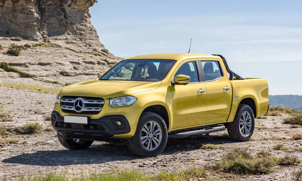 Фото Mercedes-Benz X-Class — вид спереди, фото 6. Анфас: пропорции капота, посадка кузова и графика ходовых огней. Рисунок ходовых огней — подпись модели, по нему её узнают в потоке Mercedes-Benz X-Class — вид спереди, фото 6