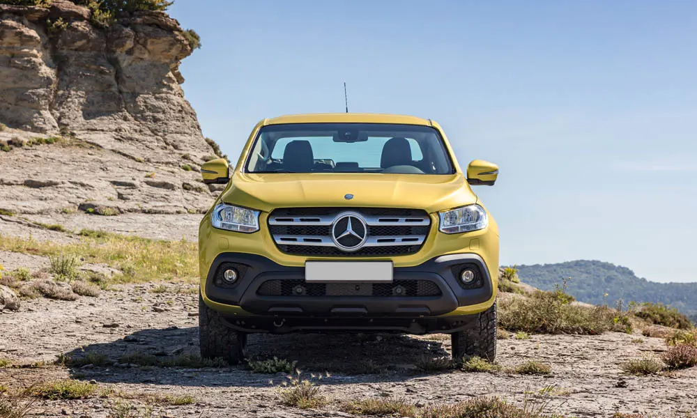 Фото Mercedes-Benz X-Class — вид спереди, фото 7. Жёлтый кузов, строгая симметрия оптики — базовый ракурс знакомства с дизайном. Дневные ходовые огни включаются автоматически с запуском Mercedes-Benz X-Class — вид спереди, фото 7