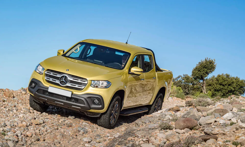 Фото Mercedes-Benz X-Class — вид спереди, фото 8. Передок в жёлтом исполнении — крупная светотехника и выразительный бампер. Рисунок ходовых огней — подпись модели, по нему её узнают в потоке Mercedes-Benz X-Class — вид спереди, фото 8