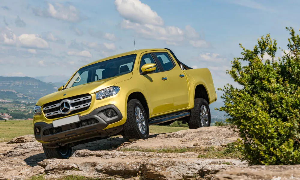 Фото Mercedes-Benz X-Class — вид спереди, фото 10. Кузов в жёлтом цвете: рисунок оптики и решётки задаёт узнаваемое «лицо» модели. Дневные ходовые огни включаются автоматически с запуском Mercedes-Benz X-Class — вид спереди, фото 10