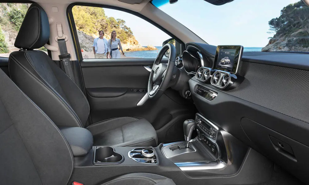 Фото Mercedes-Benz X-Class — интерьер. Общий план салона: архитектура панели, консоль и кресла Mercedes-Benz X-Class — интерьер