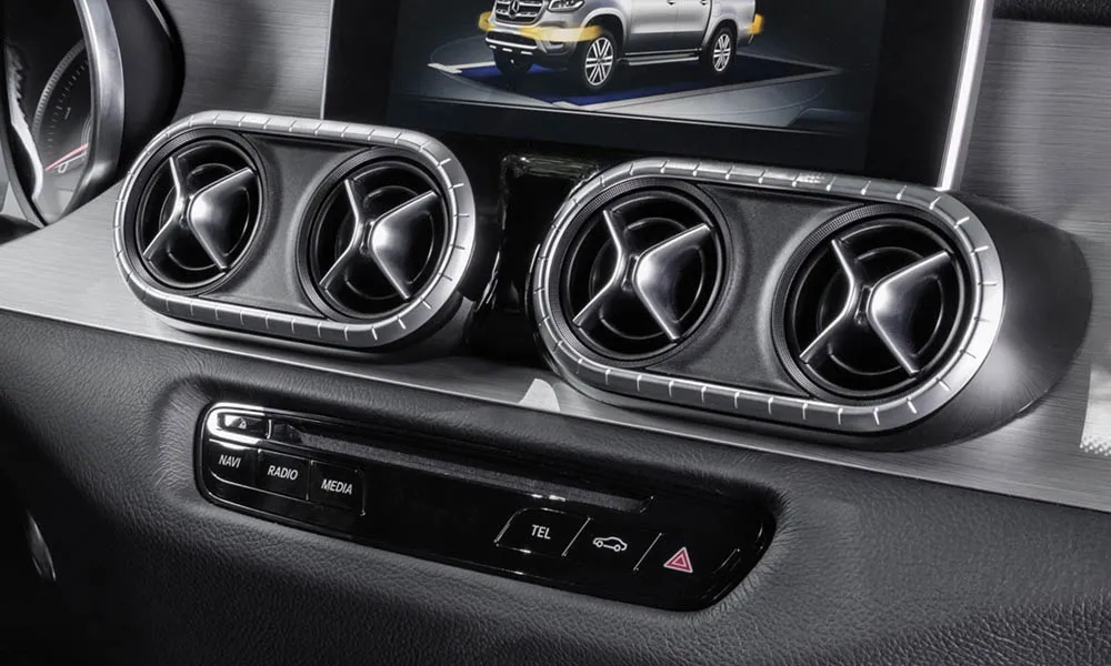 Фото Mercedes-Benz X-Class — интерьер, фото 2. Общий план салона: архитектура панели, консоль и кресла. Уровень отделки читается по стыкам панелей и мягким поверхностям в зонах касания Mercedes-Benz X-Class — интерьер, фото 2