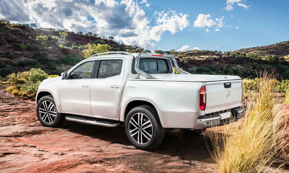 Фото Mercedes-Benz X-Class — вид сзади, фото 3. Корма в белом цвете: графика фонарей и пластика пятой двери Mercedes-Benz X-Class — вид сзади, фото 3