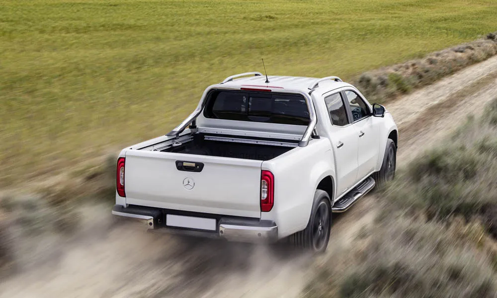 Фото Mercedes-Benz X-Class — вид сзади, фото 4. Линия крыши, стойки и задняя дверь в белом исполнении Mercedes-Benz X-Class — вид сзади, фото 4