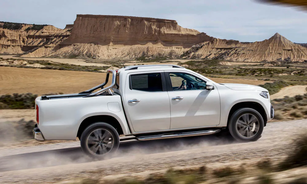 Фото Mercedes-Benz X-Class — вид сзади, фото 6. Линия крыши, стойки и задняя дверь в белом исполнении Mercedes-Benz X-Class — вид сзади, фото 6
