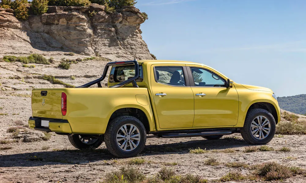 Фото Mercedes-Benz X-Class — вид сзади, фото 7. Линия крыши, стойки и задняя дверь в жёлтом исполнении. Насадки выхлопа или их имитация внизу бампера различают версии Mercedes-Benz X-Class — вид сзади, фото 7