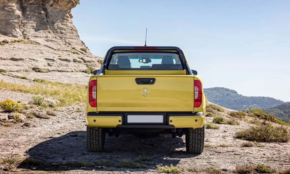 Фото Mercedes-Benz X-Class — вид сзади, фото 8. Линия крыши, стойки и задняя дверь в жёлтом исполнении. Светодиодная полоса или раздельные секции — задняя оптика стала главным украшением кормы Mercedes-Benz X-Class — вид сзади, фото 8
