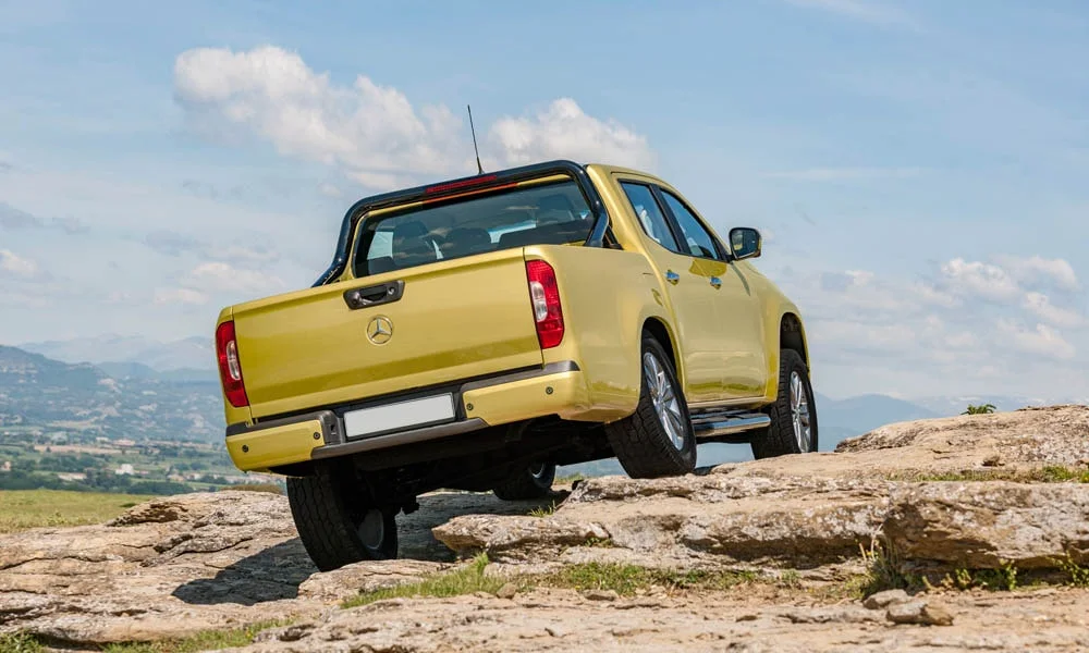 Фото Mercedes-Benz X-Class — вид сзади, фото 9. Жёлтый кузов сзади — фонари и бампер определяют ночной образ модели. Светодиодная полоса или раздельные секции — задняя оптика стала главным украшением кормы Mercedes-Benz X-Class — вид сзади, фото 9
