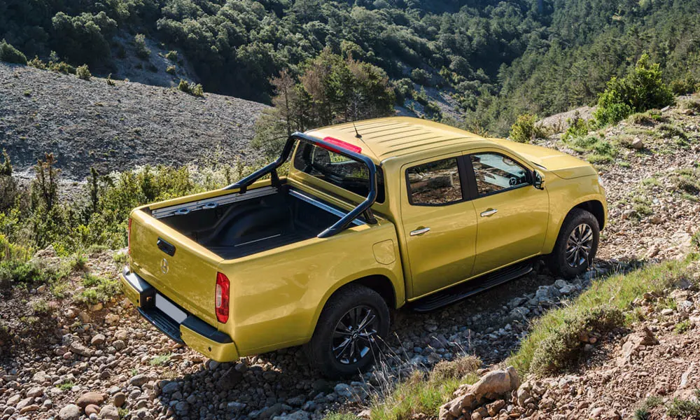 Фото Mercedes-Benz X-Class — вид сзади, фото 10. Жёлтый кузов сзади — фонари и бампер определяют ночной образ модели. Светодиодная полоса или раздельные секции — задняя оптика стала главным украшением кормы Mercedes-Benz X-Class — вид сзади, фото 10