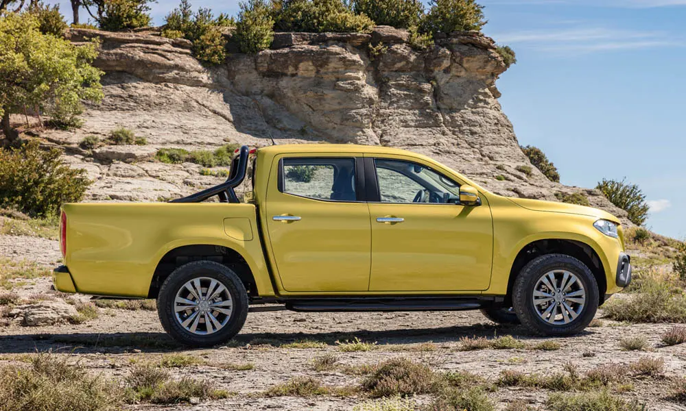 Фото Mercedes-Benz X-Class — вид сзади, фото 11. Графика фонарей, бампер и оформление пятой двери Mercedes-Benz X-Class — вид сзади, фото 11