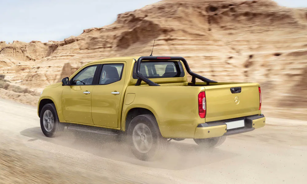 Фото Mercedes-Benz X-Class — вид сзади, фото 12. Жёлтый кузов сзади — фонари и бампер определяют ночной образ модели Mercedes-Benz X-Class — вид сзади, фото 12