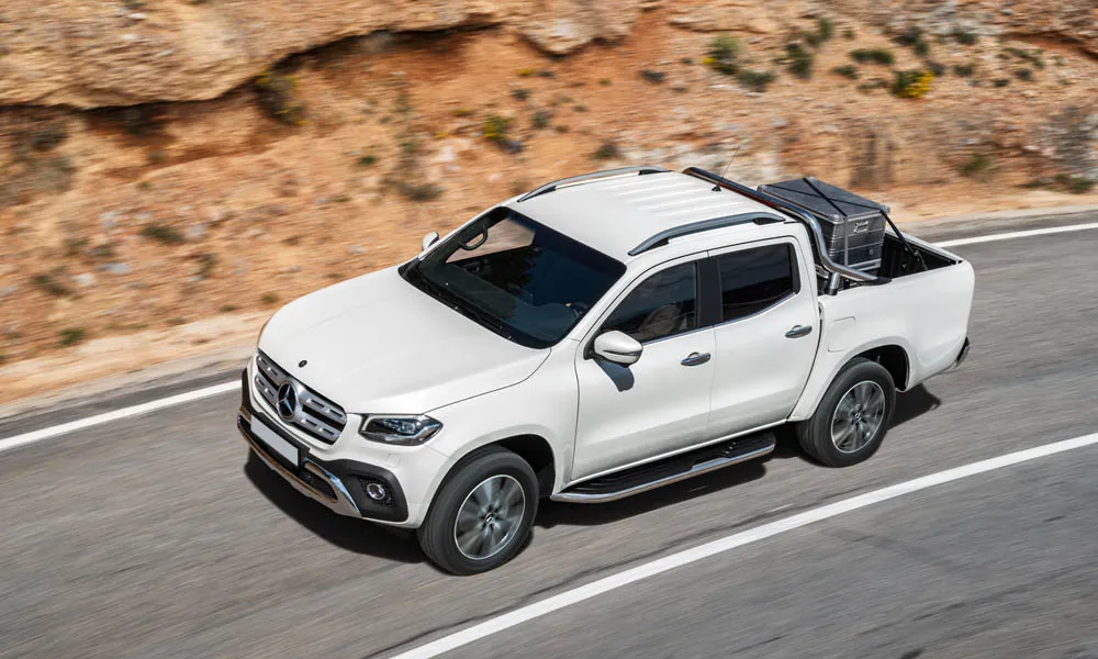 Фото Mercedes-Benz X-Class — крыша. Крыша сверху: остекление, рейлинги и антенна-плавник. Рейлинги рассчитаны на поперечины для бокса или велокреплений Mercedes-Benz X-Class — крыша