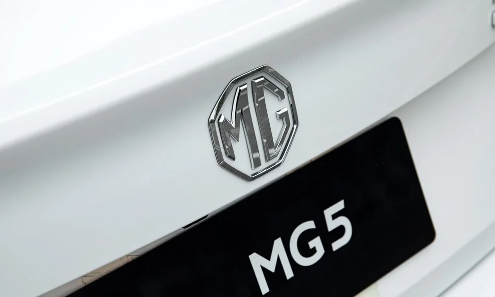 Фото MG 5 (2024) — эмблема. Логотип марки крупным планом MG 5 (2024) — эмблема