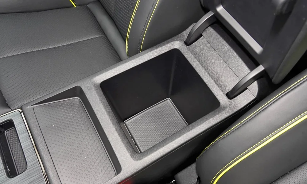 Фото MG RX5 (2024) — центральная консоль. Бокс консоли открыт: организация хранения между креслами. Продуманное хранение: подстаканники, ниша для смартфона и глубокий бокс MG RX5 (2024) — центральная консоль
