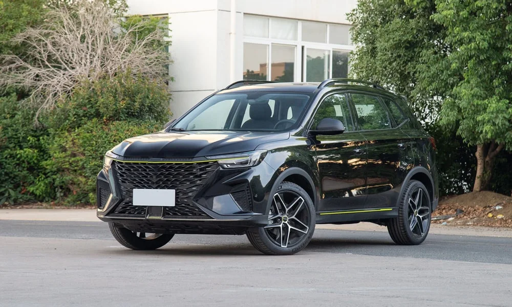 Фото MG RX5 (2024) — вид спереди, фото 4. Чёрный кузов, строгая симметрия оптики — базовый ракурс знакомства с дизайном. Дневные ходовые огни включаются автоматически с запуском MG RX5 (2024) — вид спереди, фото 4