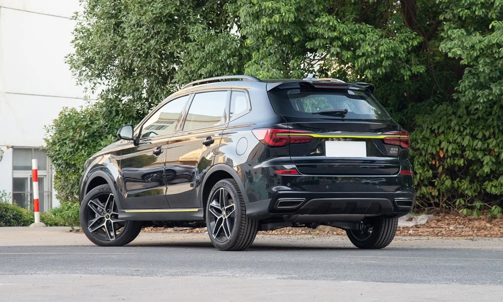 Фото MG RX5 (2024) — вид сзади, фото 5. Линия крыши, стойки и задняя дверь в чёрном исполнении MG RX5 (2024) — вид сзади, фото 5