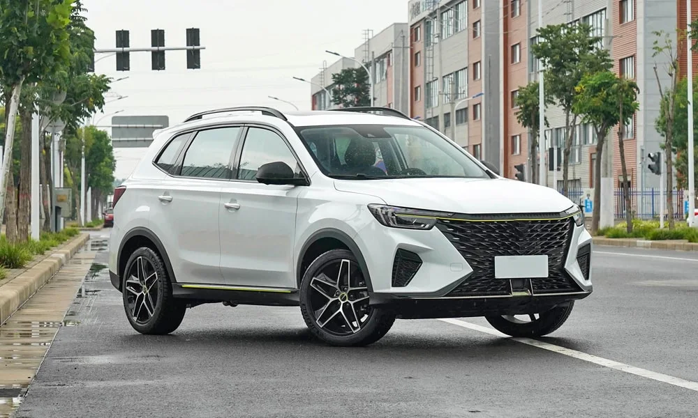Фото MG RX5 (2024) — вид сбоку, фото 2. Сбоку читаются линия остекления и характер выштамповок на белом кузове MG RX5 (2024) — вид сбоку, фото 2