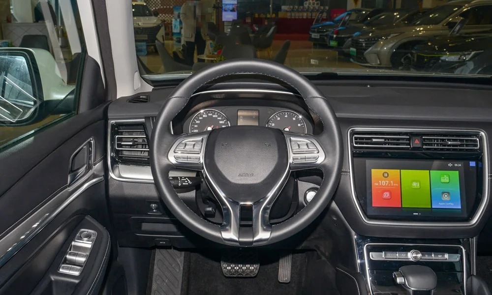 Фото MG RX8 (2024) — передняя панель. Передняя панель в тёмной отделке: расположение экранов и дефлекторов MG RX8 (2024) — передняя панель