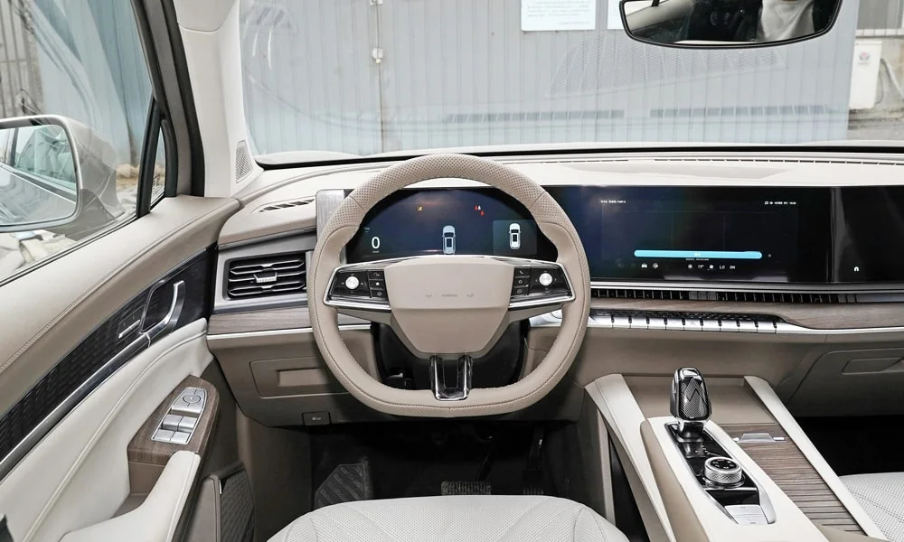 Фото MG RX9 (2024) — передняя панель. Компоновка экранов, дефлекторов и консоли MG RX9 (2024) — передняя панель