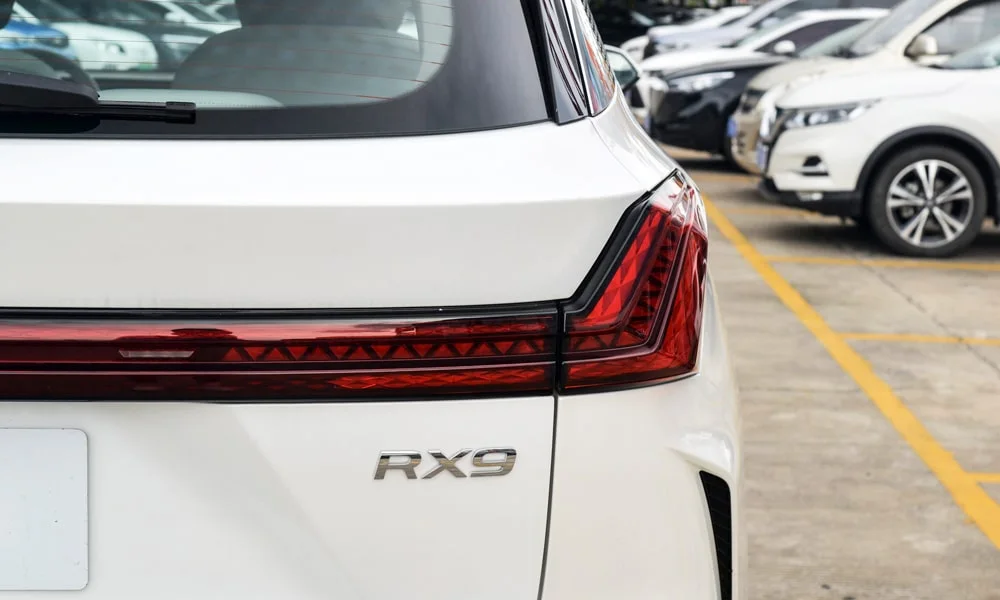 Фото MG RX9 (2024) — вид сзади, фото 7. Белый кузов сзади — фонари и бампер определяют ночной образ модели MG RX9 (2024) — вид сзади, фото 7