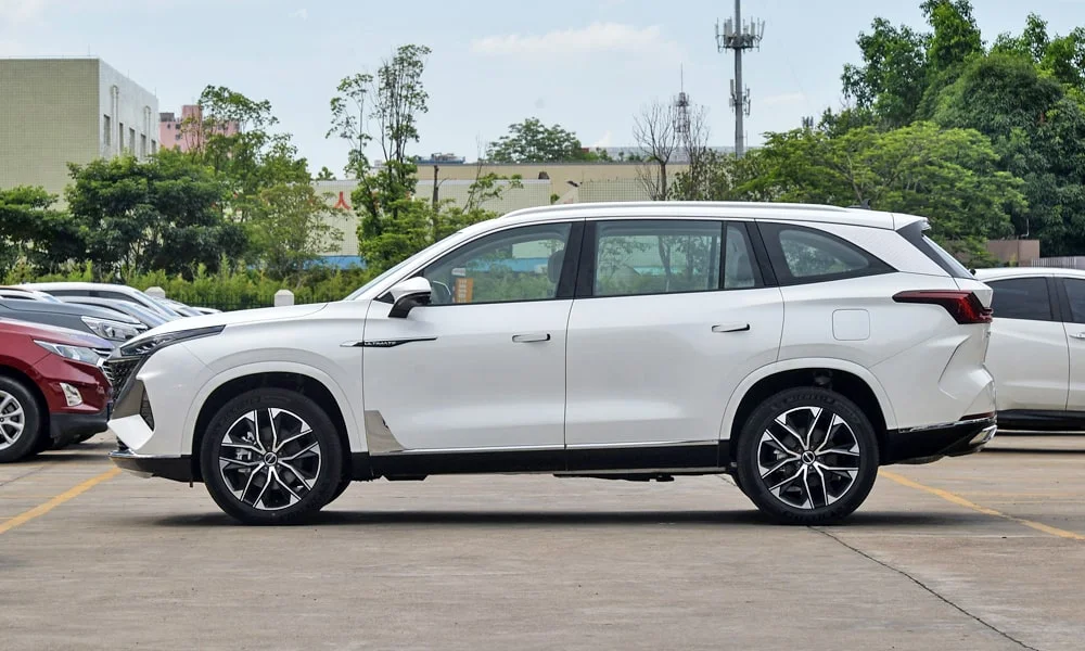 Фото MG RX9 (2024) — вид сбоку, фото 2. Профиль в белом цвете: соотношение колёсной базы и свесов. Хромированные или чёрные молдинги окон отличают комплектации MG RX9 (2024) — вид сбоку, фото 2