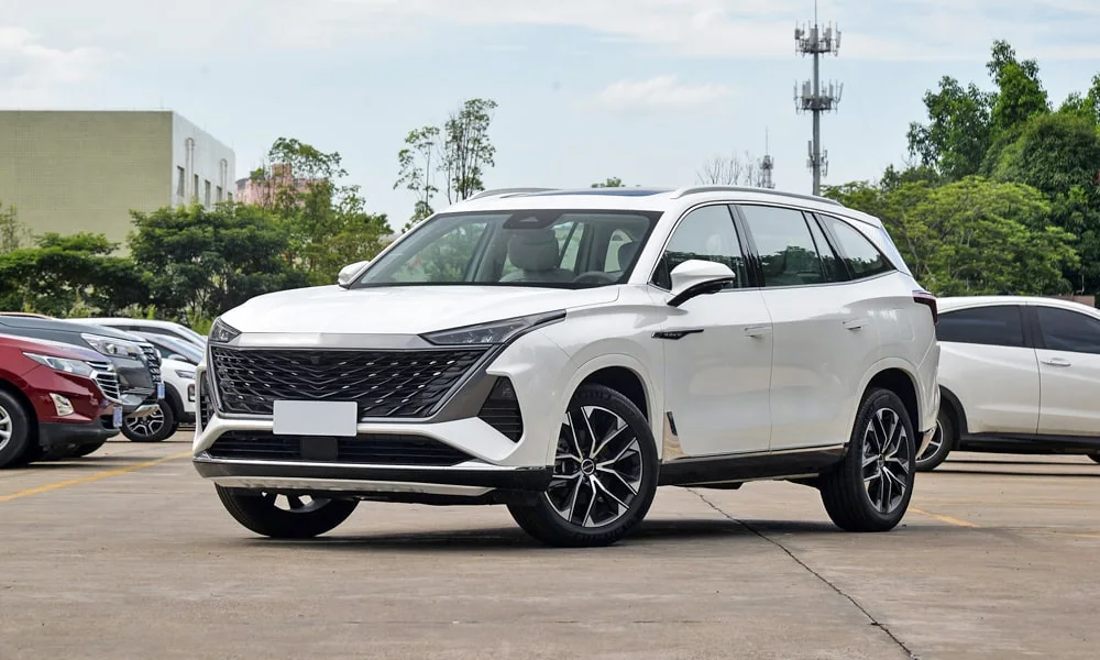 Фото MG RX9 (2024) — вид сбоку, фото 3. Сбоку читаются линия остекления и характер выштамповок на белом кузове. Длинная база — простор второго ряда; короткие свесы упрощают парковку MG RX9 (2024) — вид сбоку, фото 3