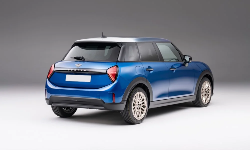 MINI Cooper (2024) — вид сзади, фото 6