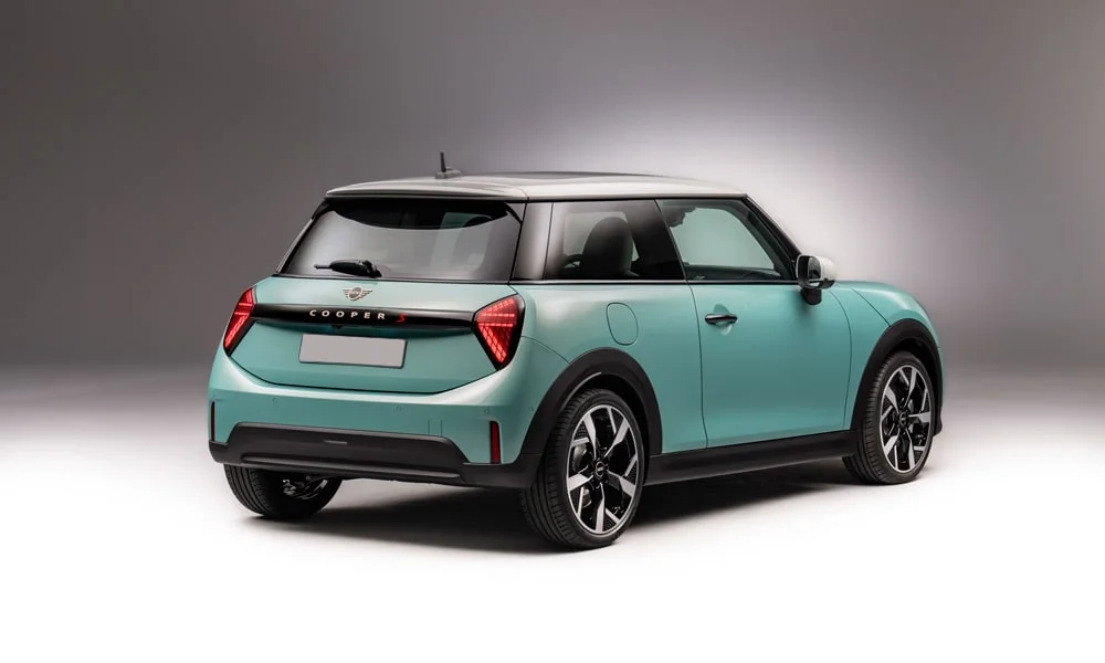 MINI Cooper (2024) — вид сзади, фото 3
