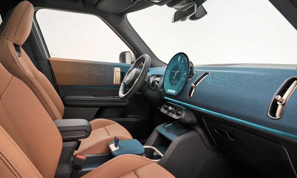 Фото MINI Countryman (2024) — передняя панель. Компоновка экранов, дефлекторов и консоли MINI Countryman (2024) — передняя панель