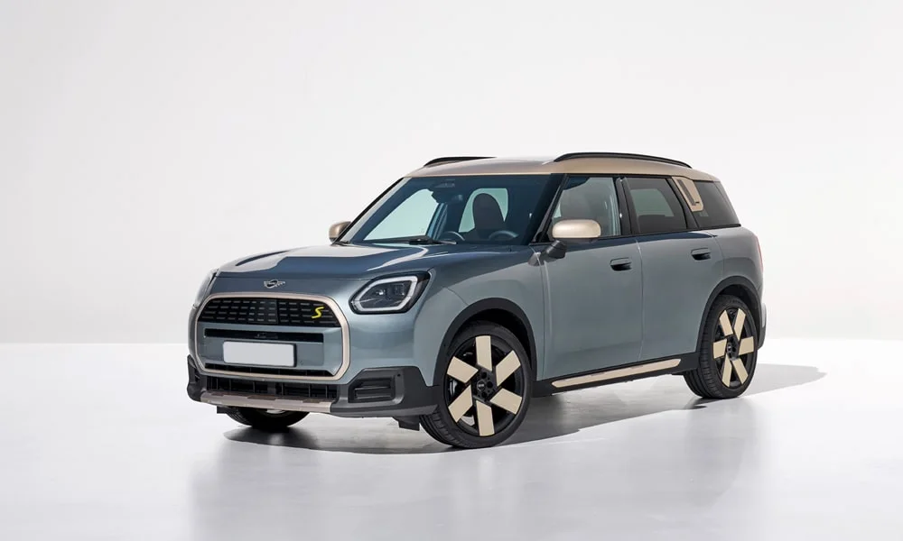 Фото MINI Countryman (2024) — вид спереди, фото 4. Оптика, решётка и бампер — первое впечатление о модели. Рисунок ходовых огней — подпись модели, по нему её узнают в потоке MINI Countryman (2024) — вид спереди, фото 4