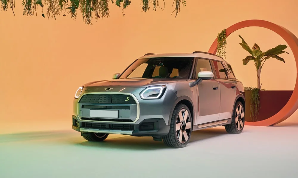 Фото MINI Countryman (2024) — вид спереди, фото 6. Анфас: пропорции капота, посадка кузова и графика ходовых огней. Дневные ходовые огни включаются автоматически с запуском MINI Countryman (2024) — вид спереди, фото 6