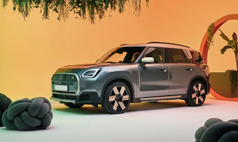 Фото MINI Countryman (2024) — вид спереди, фото 7. Оптика, решётка и бампер — первое впечатление о модели. Дневные ходовые огни включаются автоматически с запуском MINI Countryman (2024) — вид спереди, фото 7