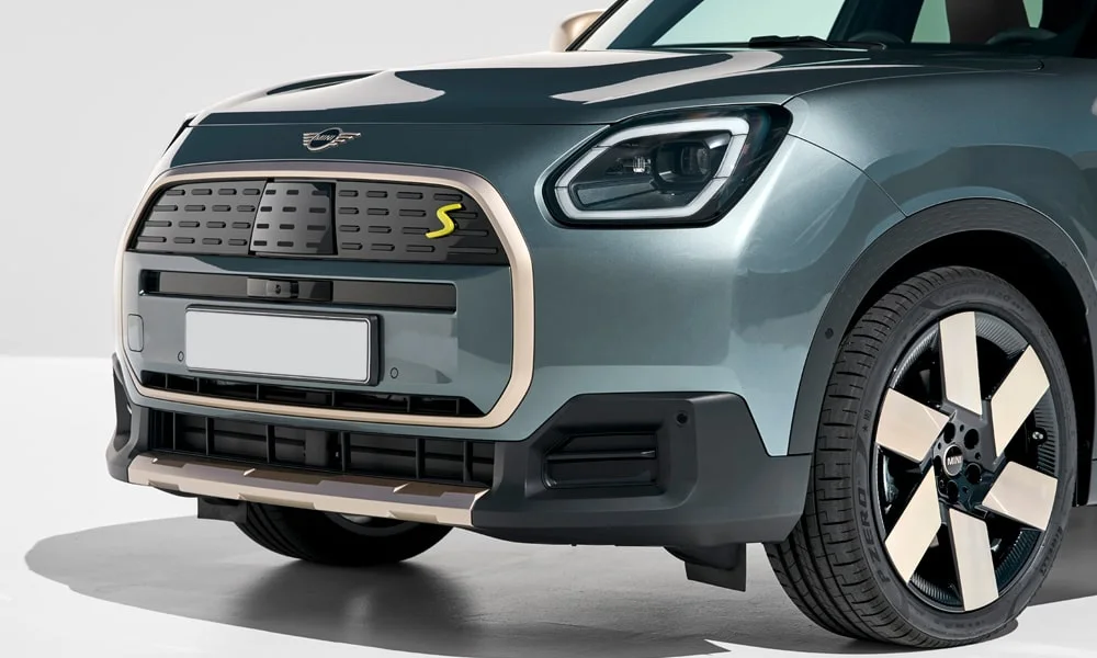 Фото MINI Countryman (2024) — вид спереди, фото 9. Оптика, решётка и бампер — первое впечатление о модели MINI Countryman (2024) — вид спереди, фото 9