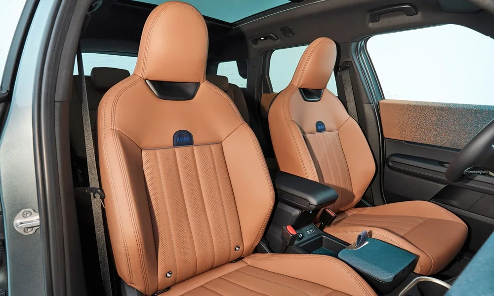 Фото MINI Countryman (2024) — передние сиденья. Профиль кресел: боковая поддержка и подголовники. Перфорация обивки нужна для вентиляции — функции старших комплектаций MINI Countryman (2024) — передние сиденья