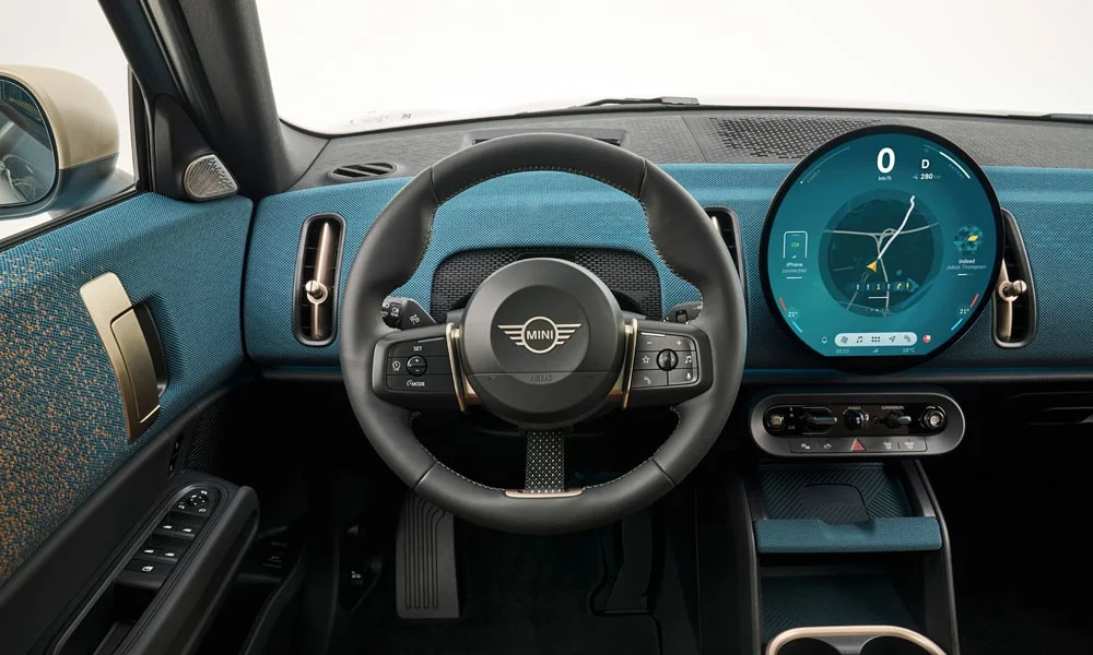 Фото MINI Countryman (2024) — приборная панель. Скорость, запас хода и подсказки ассистентов перед глазами. Запас хода и расход выводятся крупно — главные цифры ежедневных поездок MINI Countryman (2024) — приборная панель