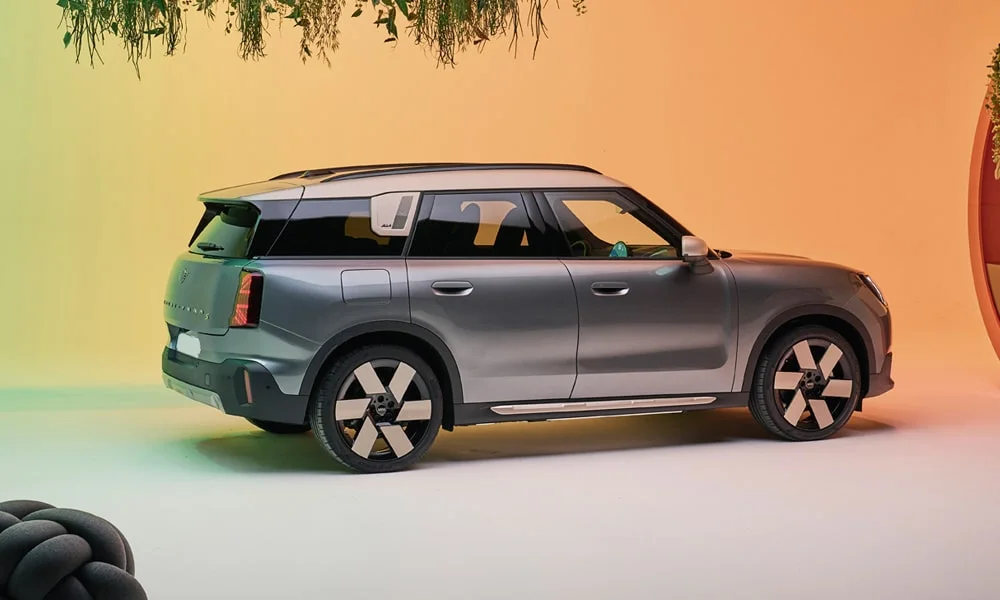 Фото MINI Countryman (2024) — вид сзади, фото 4. Графика фонарей, бампер и оформление пятой двери. Светодиодная полоса или раздельные секции — задняя оптика стала главным украшением кормы MINI Countryman (2024) — вид сзади, фото 4