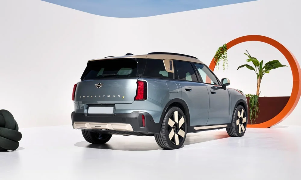 Фото MINI Countryman (2024) — вид сзади, фото 5. Графика фонарей, бампер и оформление пятой двери. Насадки выхлопа или их имитация внизу бампера различают версии MINI Countryman (2024) — вид сзади, фото 5