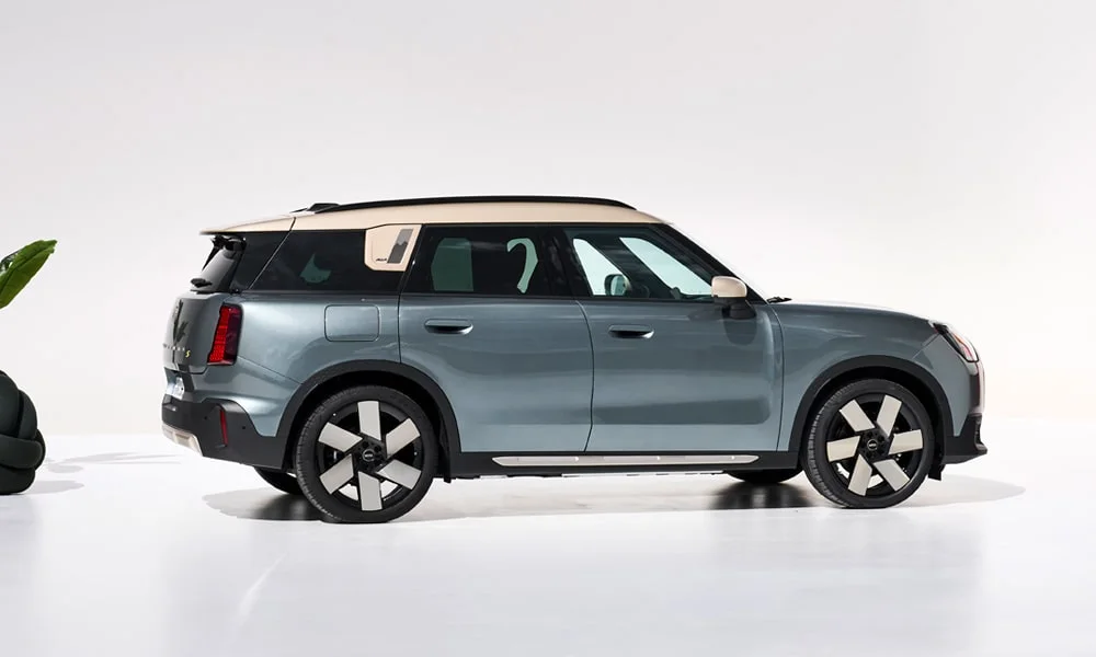 Фото MINI Countryman (2024) — вид сзади, фото 6. Линия крыши, стойки и задняя дверь в сером исполнении. Светодиодная полоса или раздельные секции — задняя оптика стала главным украшением кормы MINI Countryman (2024) — вид сзади, фото 6