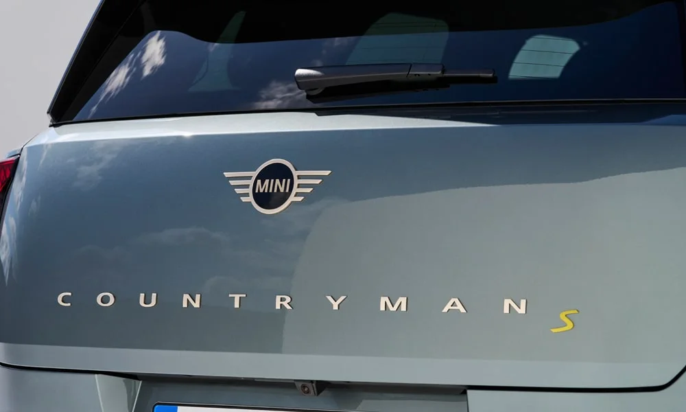 Фото MINI Countryman (2024) — вид сзади, фото 8. Графика фонарей, бампер и оформление пятой двери. Насадки выхлопа или их имитация внизу бампера различают версии MINI Countryman (2024) — вид сзади, фото 8