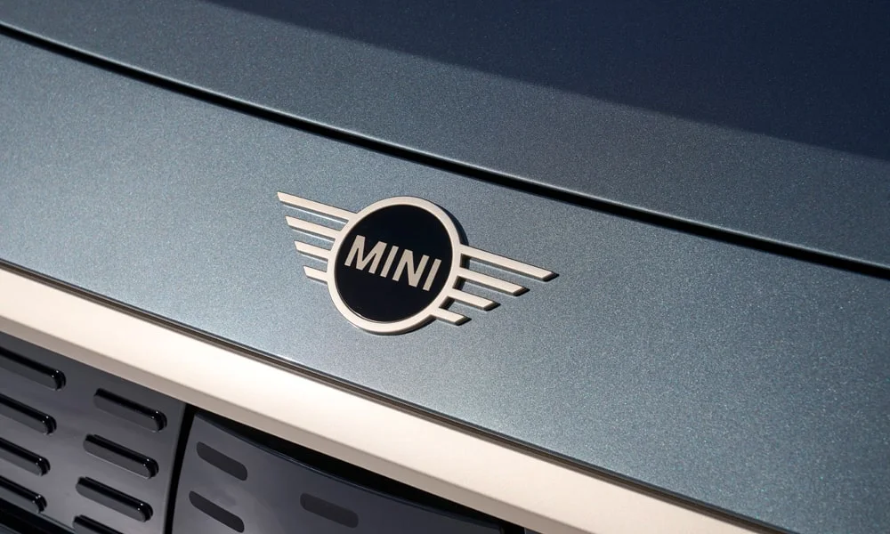 Фото MINI Countryman (2024) — крыша, фото 2. Линия крыши и панорамное остекление с высоты. Рейлинги рассчитаны на поперечины для бокса или велокреплений MINI Countryman (2024) — крыша, фото 2