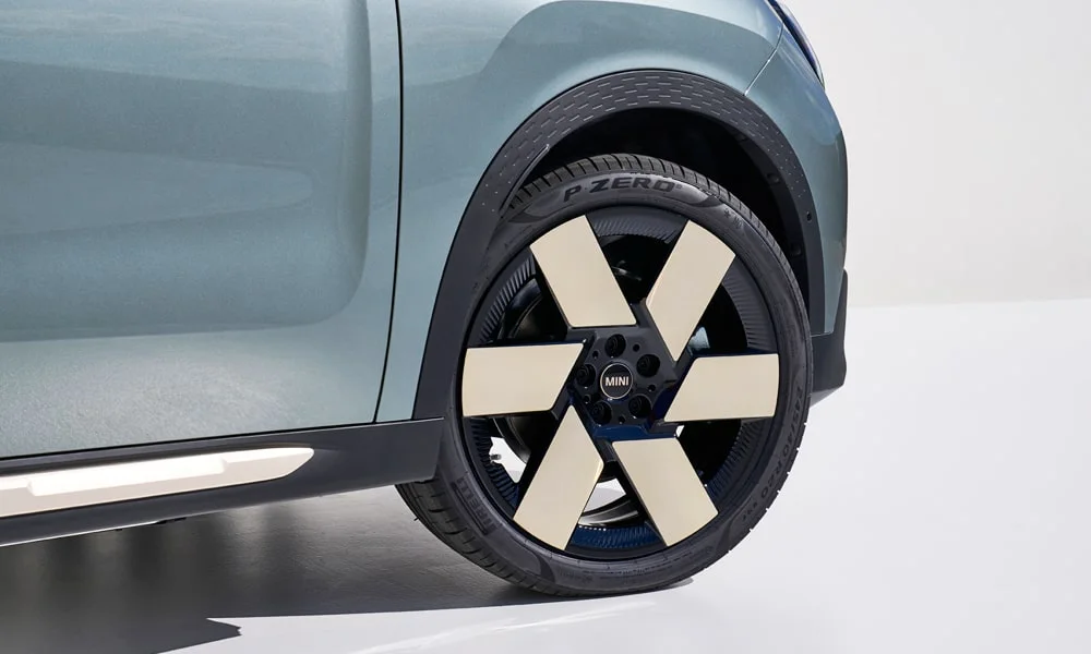 Фото MINI Countryman (2024) — вид сбоку, фото 2. Профиль кузова: колёсная база, свесы и линия остекления. Длинная база — простор второго ряда; короткие свесы упрощают парковку MINI Countryman (2024) — вид сбоку, фото 2