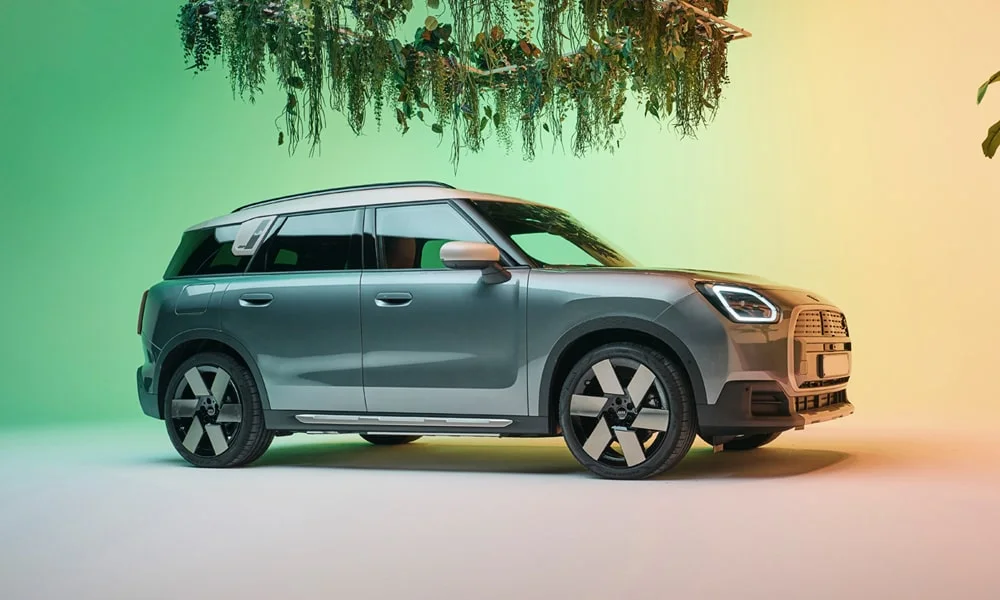 Фото MINI Countryman (2024) — вид сбоку, фото 3. Профиль кузова: колёсная база, свесы и линия остекления MINI Countryman (2024) — вид сбоку, фото 3
