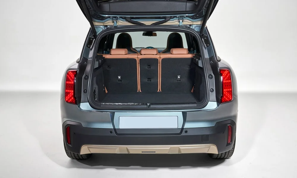 Фото MINI Countryman (2024) — багажник. Форма проёма, ровный пол и организация пространства MINI Countryman (2024) — багажник