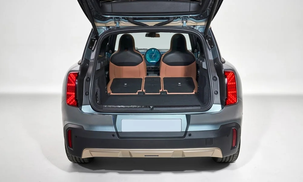 Фото MINI Countryman (2024) — багажник, фото 2. Грузовой отсек с открытой дверью: погрузочная высота и ширина проёма. Спинки второго ряда складываются и расширяют отсек под длинные грузы MINI Countryman (2024) — багажник, фото 2