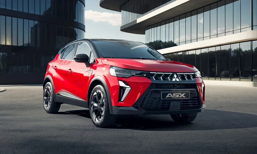 Фото Mitsubishi ASX (2024) — вид спереди, фото 4. Красный кузов, строгая симметрия оптики — базовый ракурс знакомства с дизайном Mitsubishi ASX (2024) — вид спереди, фото 4