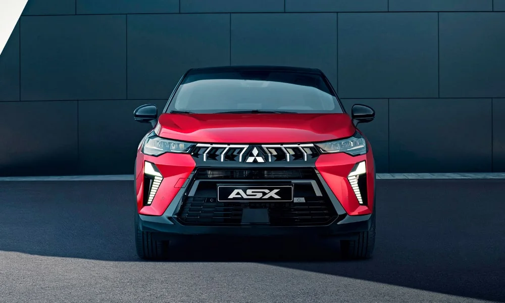 Фото Mitsubishi ASX (2024) — вид спереди, фото 5. Оптика, решётка и бампер — первое впечатление о модели. Рисунок ходовых огней — подпись модели, по нему её узнают в потоке Mitsubishi ASX (2024) — вид спереди, фото 5