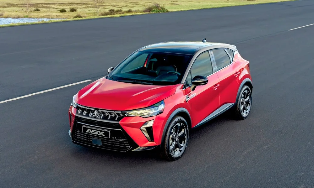 Фото Mitsubishi ASX (2024) — вид спереди, фото 8. Красный кузов, строгая симметрия оптики — базовый ракурс знакомства с дизайном Mitsubishi ASX (2024) — вид спереди, фото 8