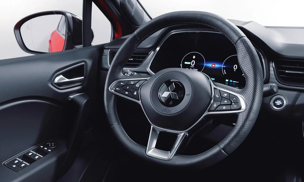 Фото Mitsubishi ASX (2024) — приборная панель. Экран приборов за рулём — вся ходовая информация перед глазами Mitsubishi ASX (2024) — приборная панель