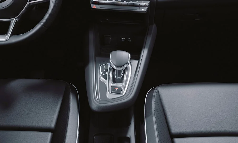 Фото Mitsubishi ASX (2024) — селектор коробки передач. Селектор трансмиссии на центральной консоли Mitsubishi ASX (2024) — селектор коробки передач